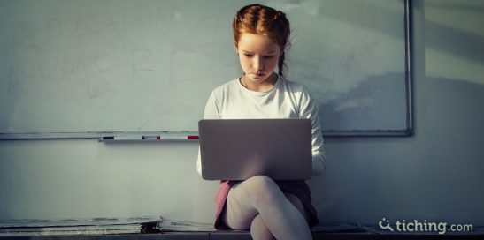Imagen del artículo Género y altas capacidades: una niña sentada en una mesa con un ordenador encima.