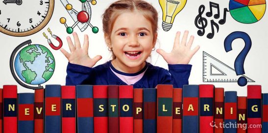 La polimatía en la educación: una niña con símbolos de diferentes saberes para simbolizar la multidisciplinariedad