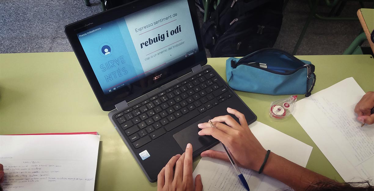 imagen flipped classroom: niño utilizando un ordenador con una presentación abierta en la pantalla.