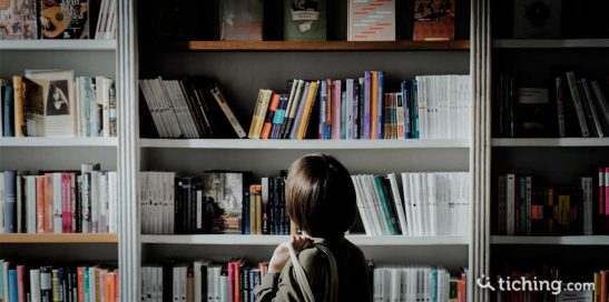 Chica en una librería para ilustrar el Día de las librerías