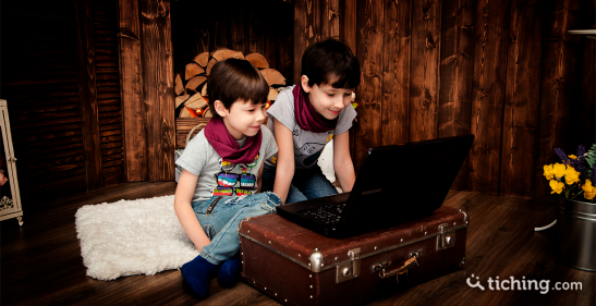 Niños frente a un portátil para ilustrar el papel del juego en el aprendizaje