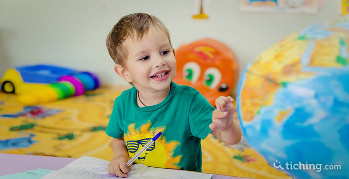 un niño con un globo terráqueo simboliza el aprendizaje de un segundo idioma